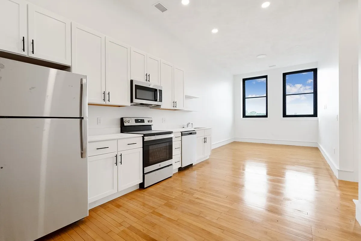 Building Photo - 90 E Bremer Ave