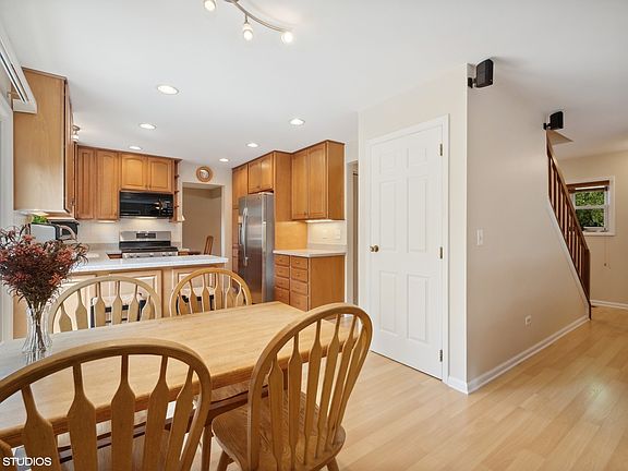5th image of 30W061 Kensington Dr