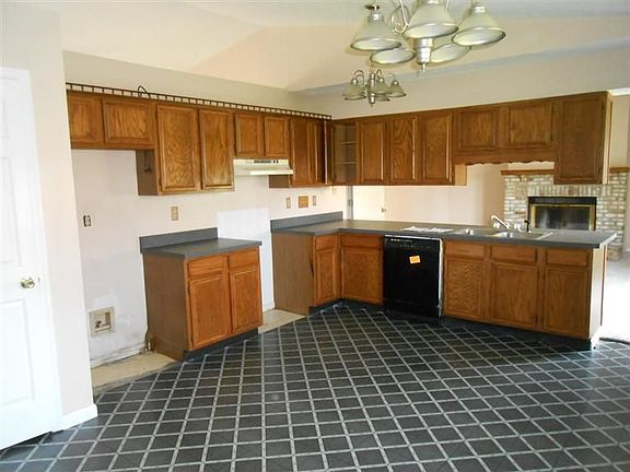 4th image of 190 Charles Dr