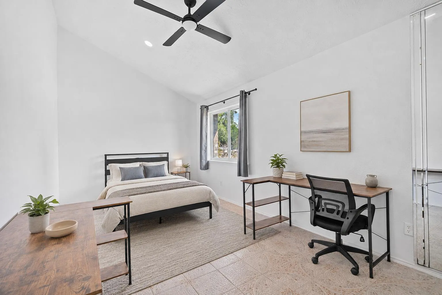 4 bed, 2.0 bath, 2200 sqft, $789 — Photo 1