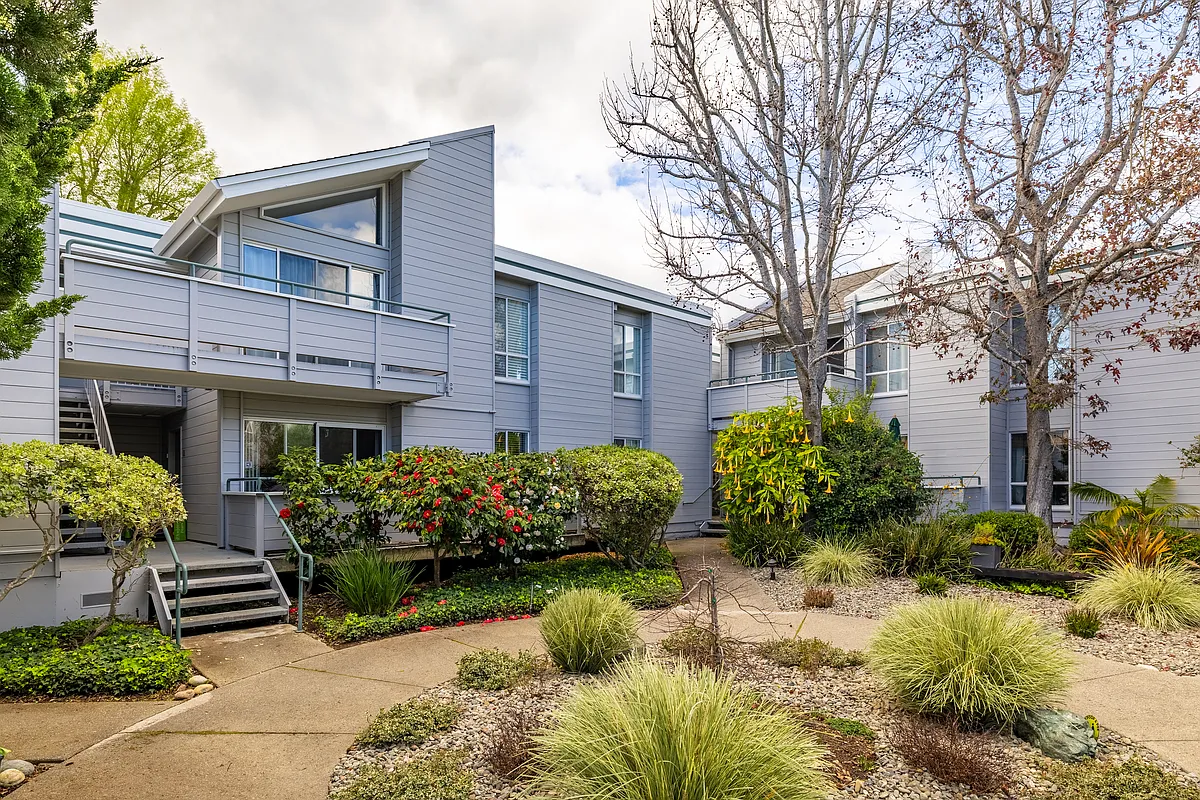 Building Photo - Larkspur Isle