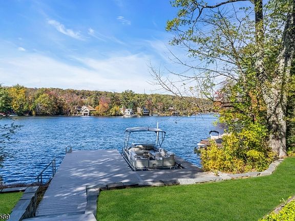 3rd image of 149 Lake End Rd