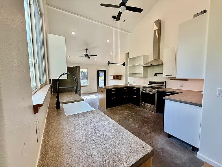 1304 Singleton Ave — Photo 3