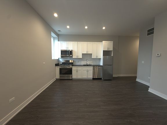 4th image of 1730-35 W Greenleaf Ave #204