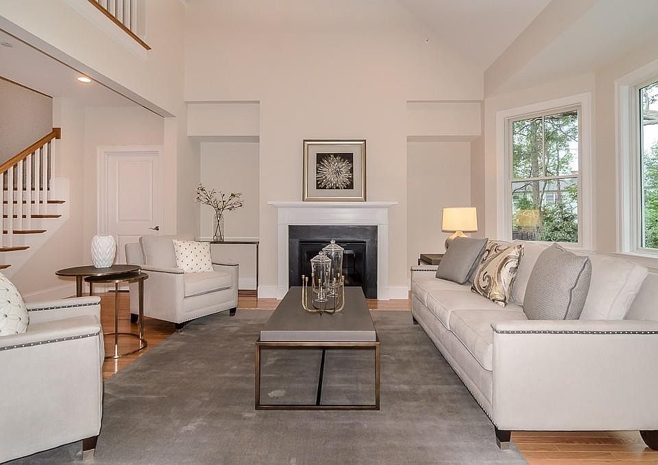 1st image of 18 Woodmere Dr #9