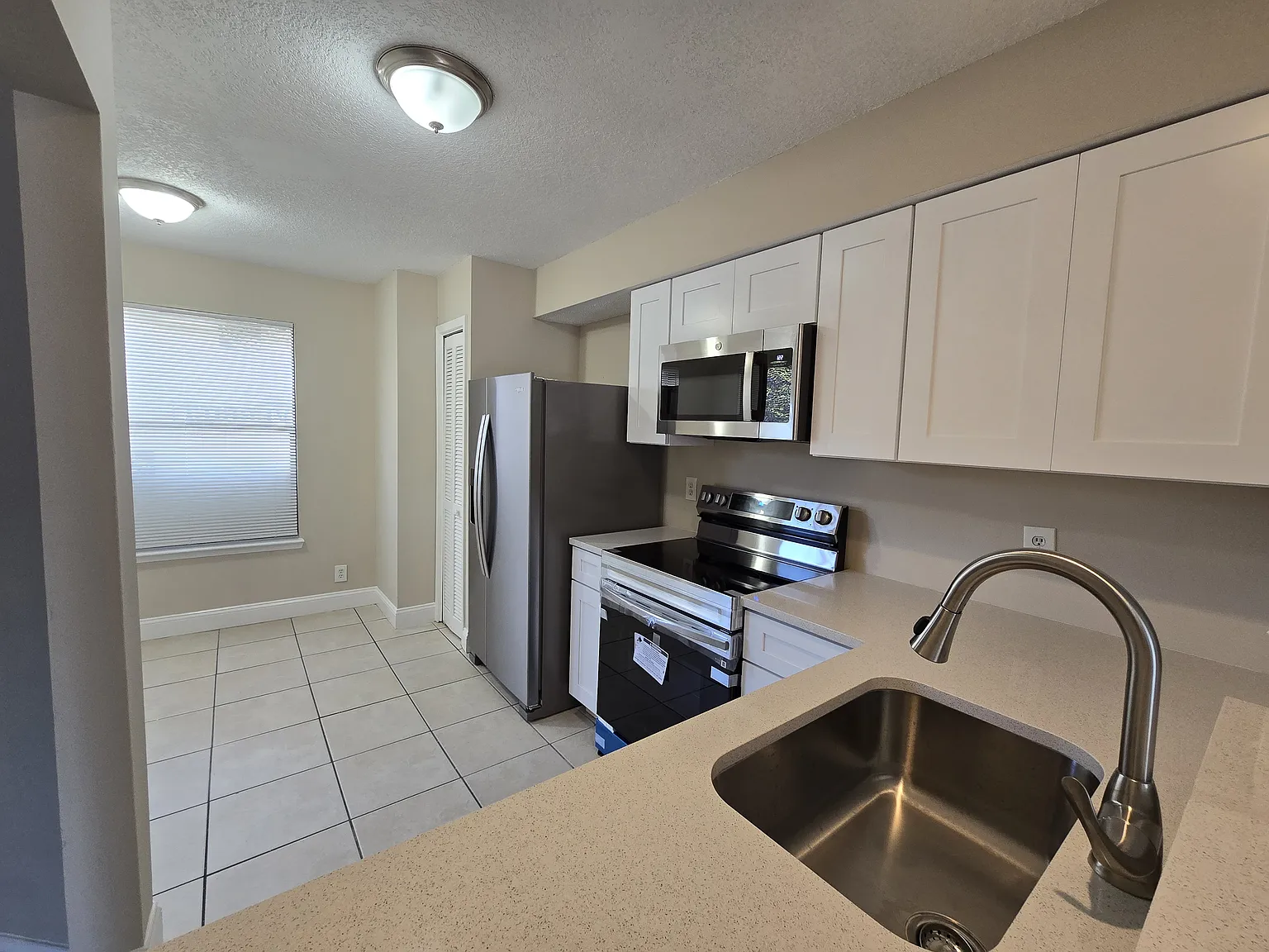 2 bed, 2.5 bath, 1368 sqft, $1,650 — Photo 3