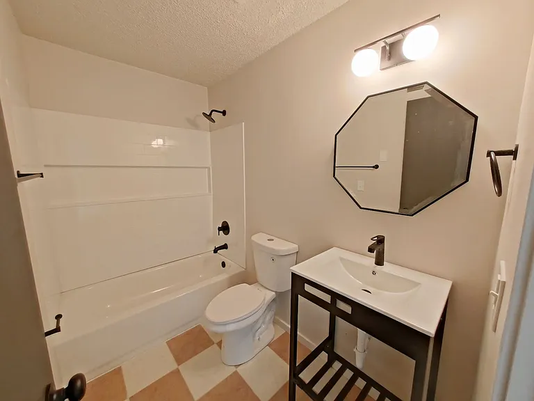 University Manor - Newly Renovated Units just a short walk from Campus! — Photo 25