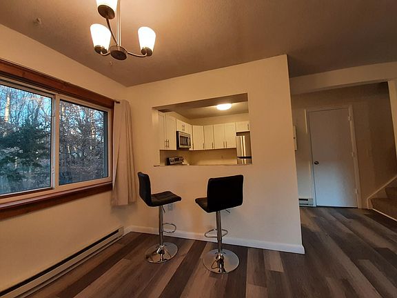 Kitchen breakfast bar.