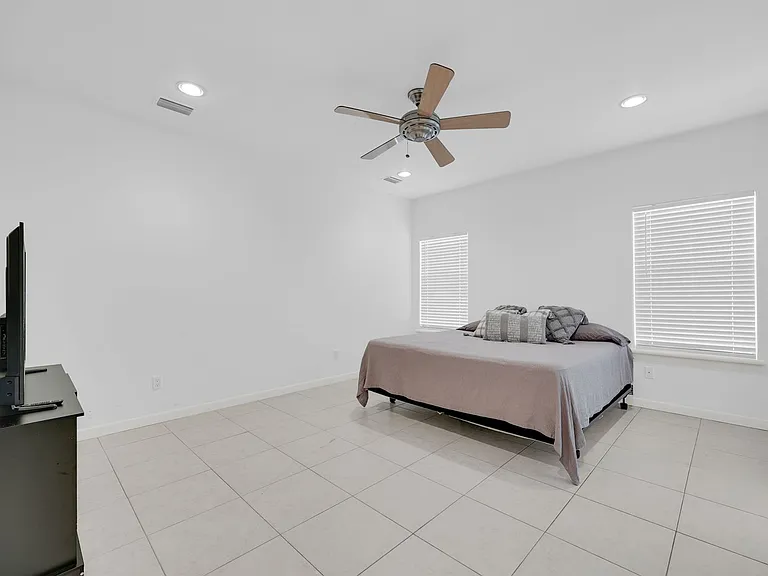 612 E Thornhill Ave — Photo 17
