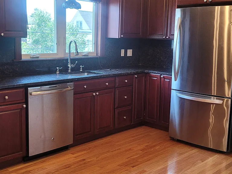 Gorgeous eat-in kitchen