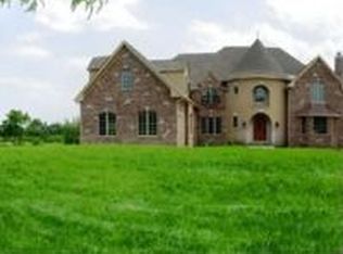 32 Old Lake Rd, Hawthorn Woods, IL 60047