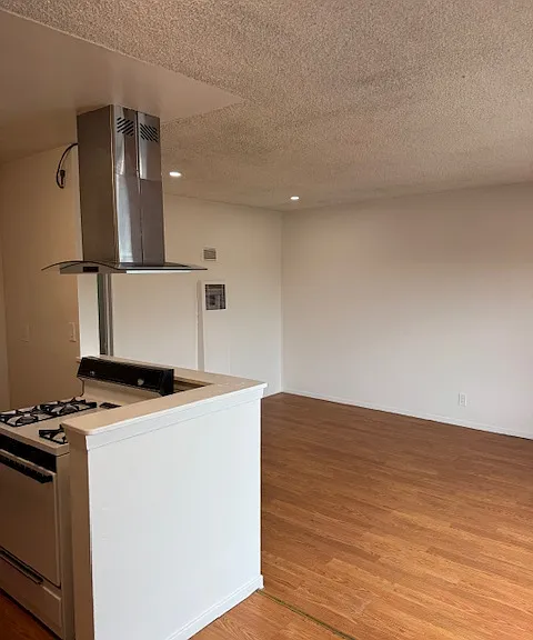 1226-1226 E Borchard Ave #7 — Photo 3