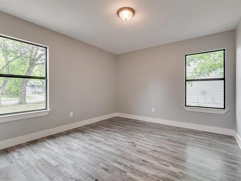 2124 Tisinger Ave — Photo 12