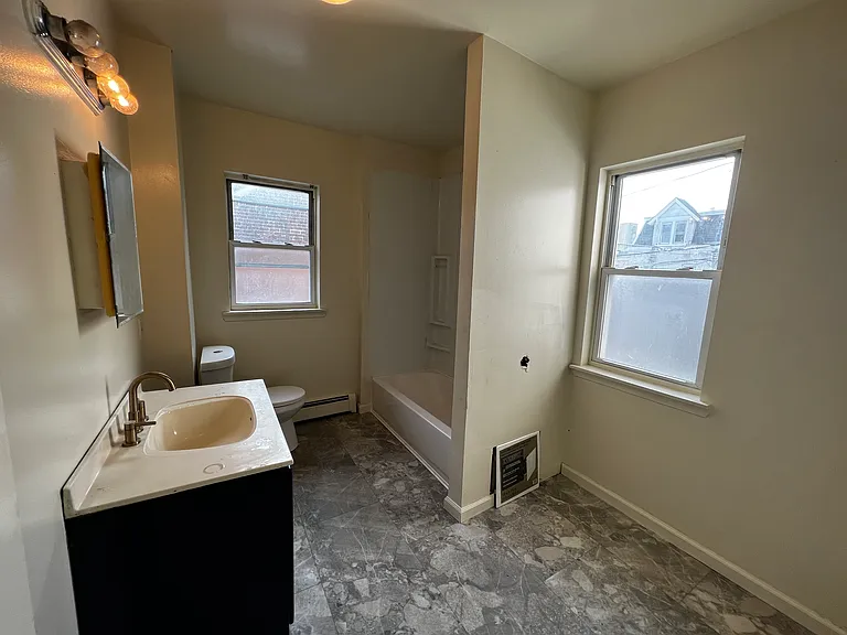 916 W Allen St — Photo 4