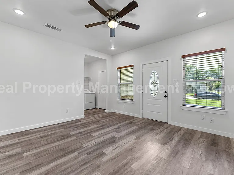 3331 Spring Ave — Photo 2