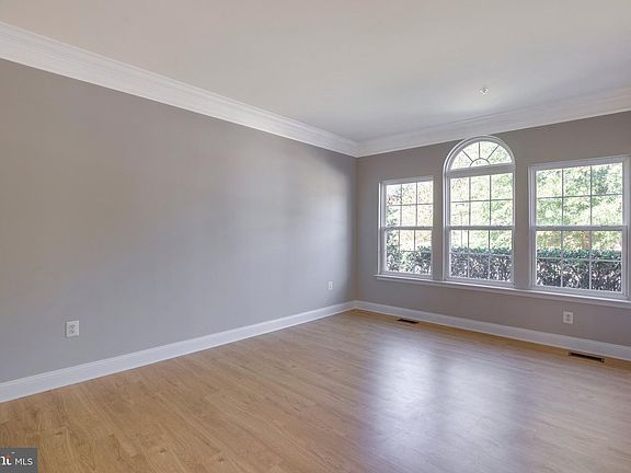5th image of 404 S Parrot Dr