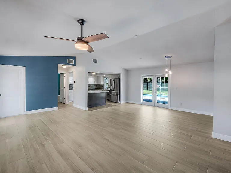 2212 SE 7th St — Photo 8
