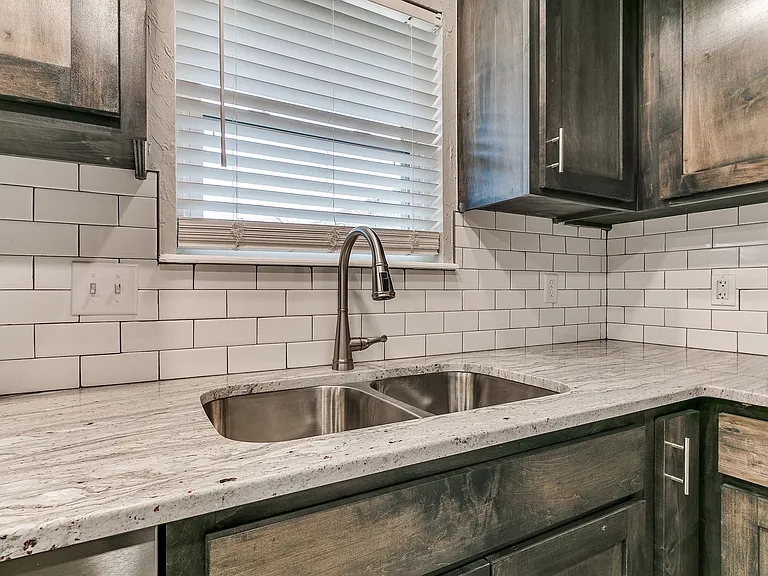 202 Thompson Dr — Photo 8