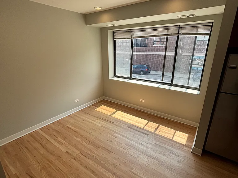 2245 W Barry Ave #2C — Photo 6