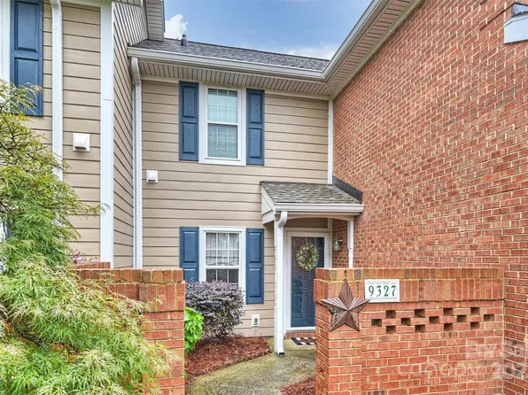 9327 S Vicksburg Park Ct, Charlotte, NC 28210