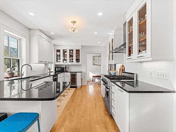 3rd image of 12 Bennett St