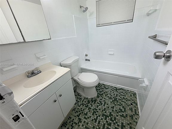 5th image of 70 NW 77th St APT 9