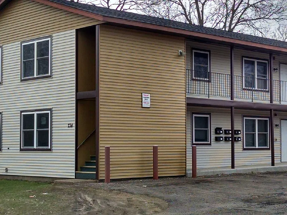 734 Menomonie St #2