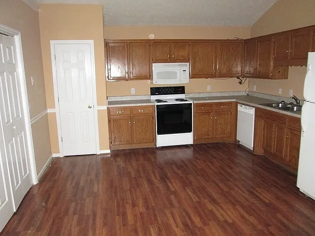 Cozy 3 Bedroom, 2 Bath Home in Saddlebrook — Photo 4