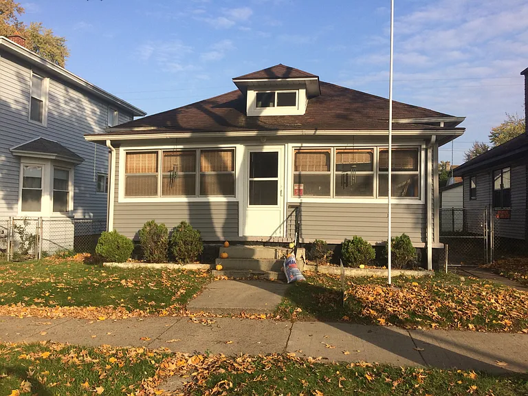1050 Van Buren Ave NW — Photo 1