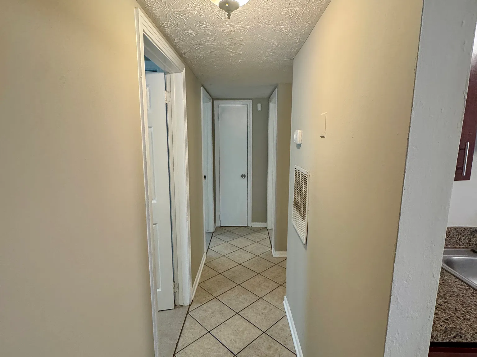 3 bed, 864 sqft, $1,200 — Photo 2