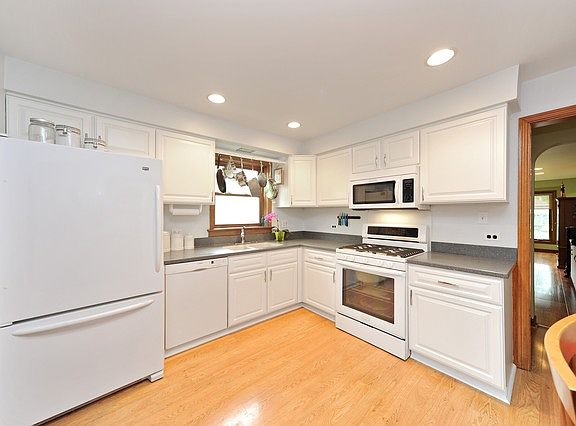 4th image of 8320 Kildare Ave