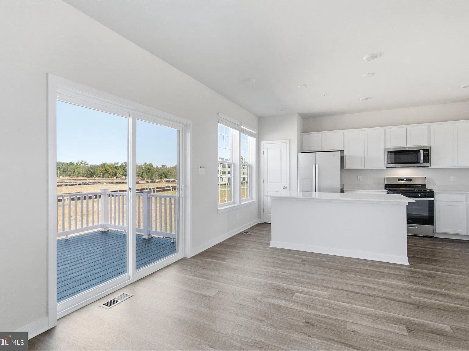 3 bed, 3.5 bath, 2208 sqft, $3,395 — Photo 4