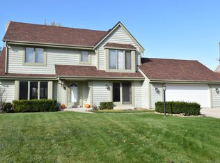 10127 N Foxkirk Dr, Mequon, WI 53097