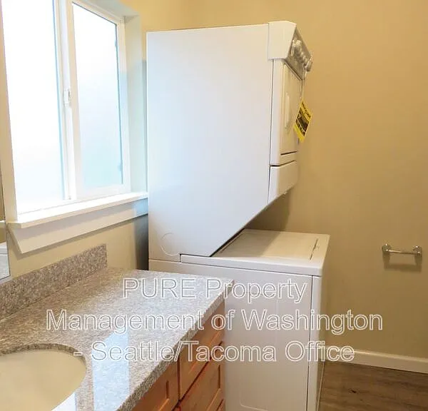 202 Solberg St SW #C — Photo 5