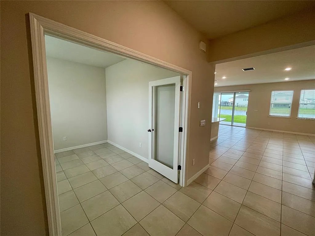 4 bed, 3.0 bath, 2756 sqft, $3,350 — Photo 4