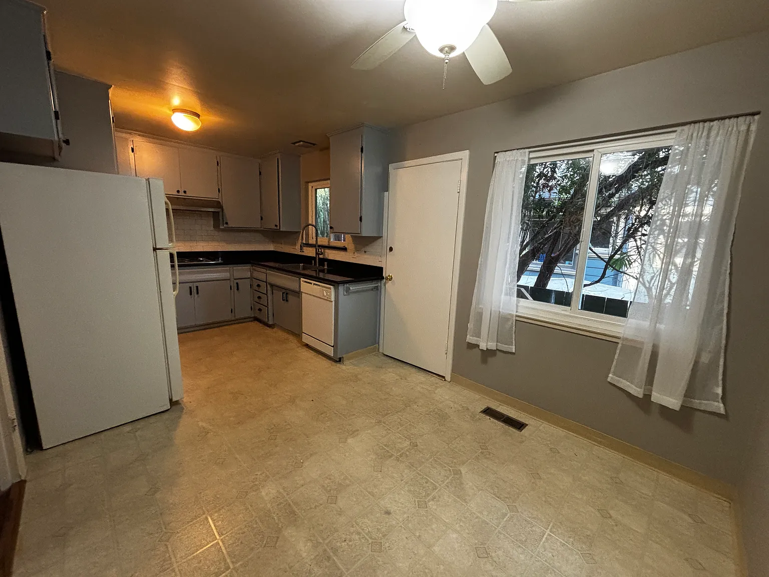 3 bed, 1750 sqft, $4,950 — Photo 4