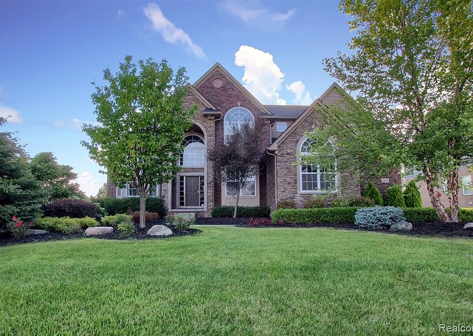1st image of 24079 Stoneleigh Dr