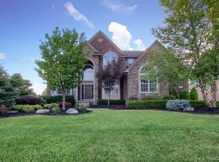 24079 Stoneleigh Dr, South Lyon, MI 48178