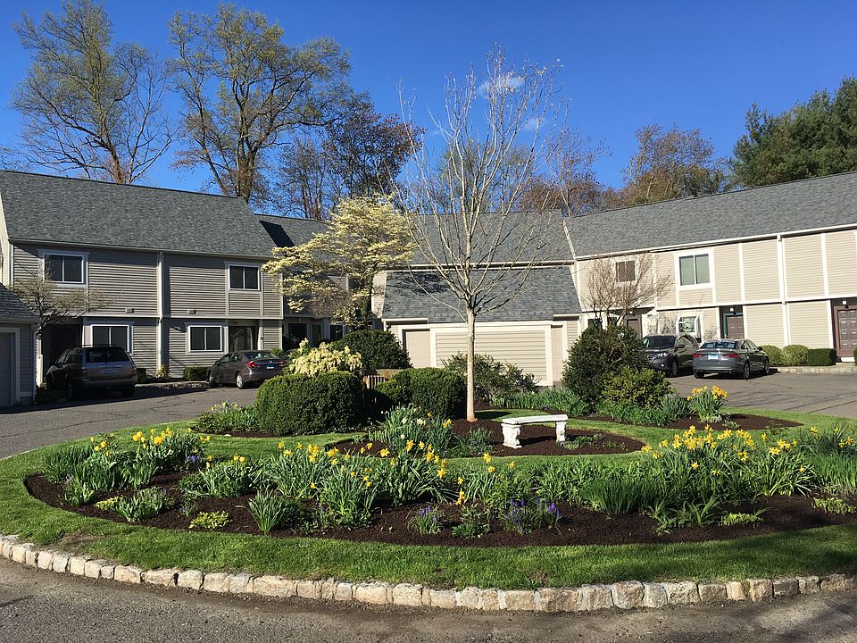 2nd image of 18 Strathmore Ln