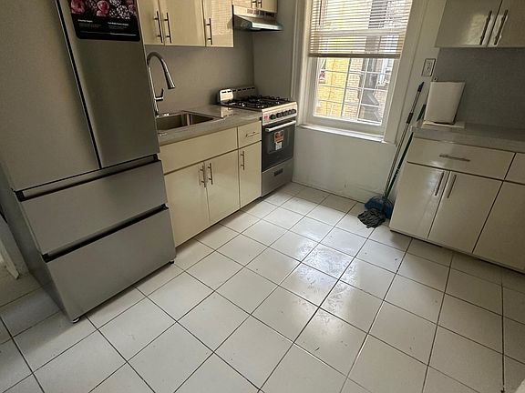4th image of 10803 101st Ave