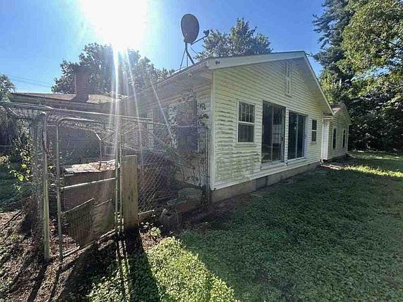 4th image of 6111 Grand River Rd