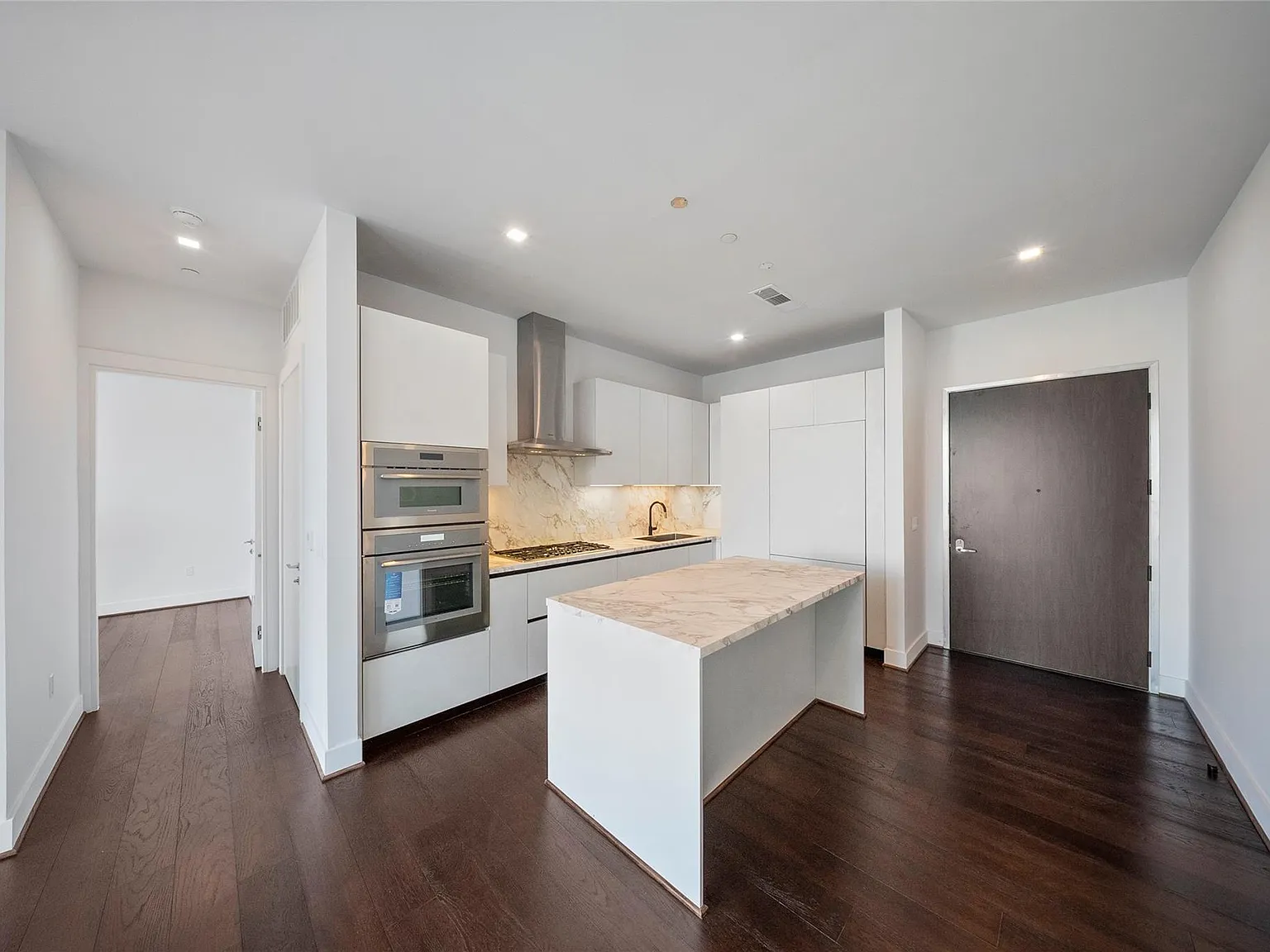 1 bed, 1.5 bath, 912 sqft, $4,500 — Photo 2