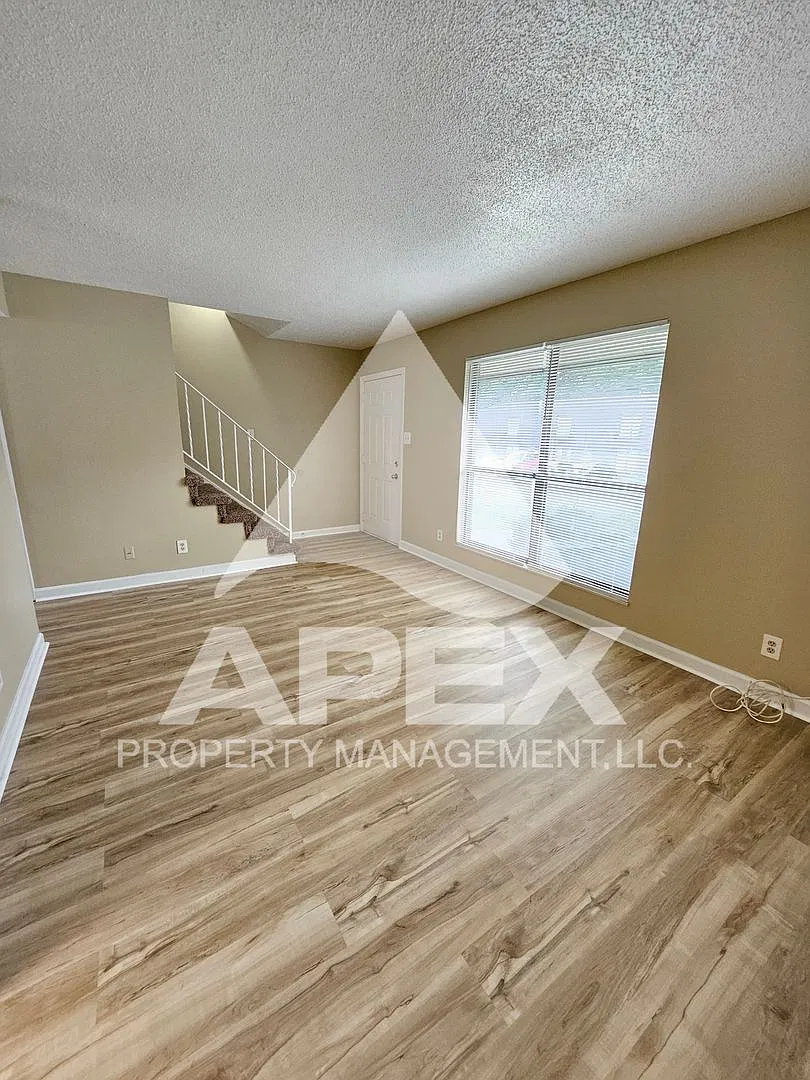 Move-In Special, $1 Rent!! - Nice 2bd - 1.5 Ba. Town House In West Knox Off Cedar Bluff! End Unit!! — Photo 4