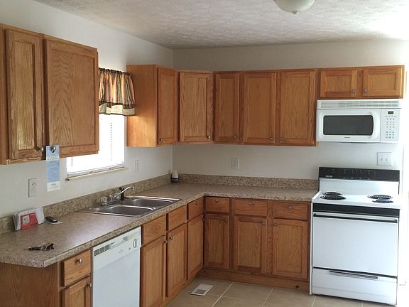 3rd image of 712 Hilltop Dr