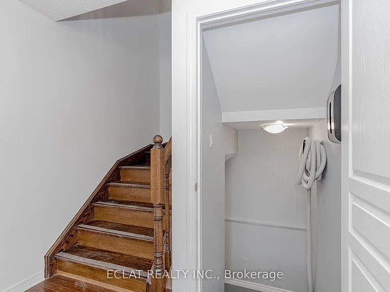2 Lancaster Ct — Photo 41