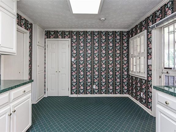 4th image of 2808 Montrose Ave