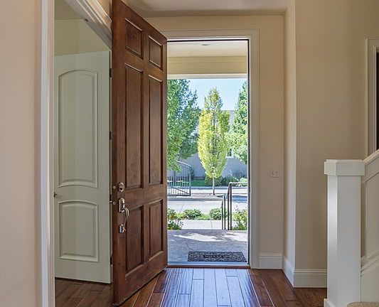 4th image of 1097 SE Crestlane Dr