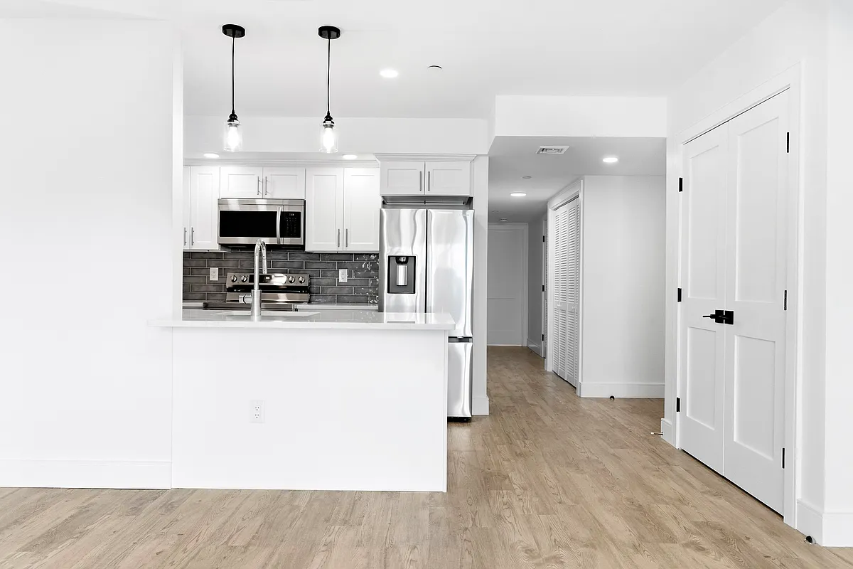 Building Photo - 255 Maverick St #302