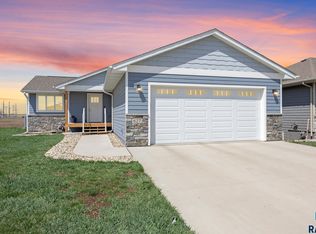 627 Cressman Trl, Hartford, SD 57033