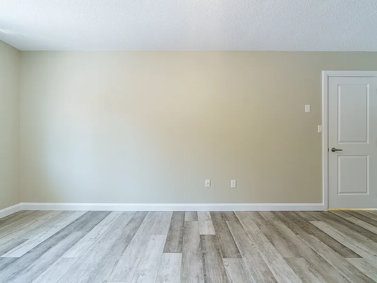 889 Chestnut Cres — Photo 12